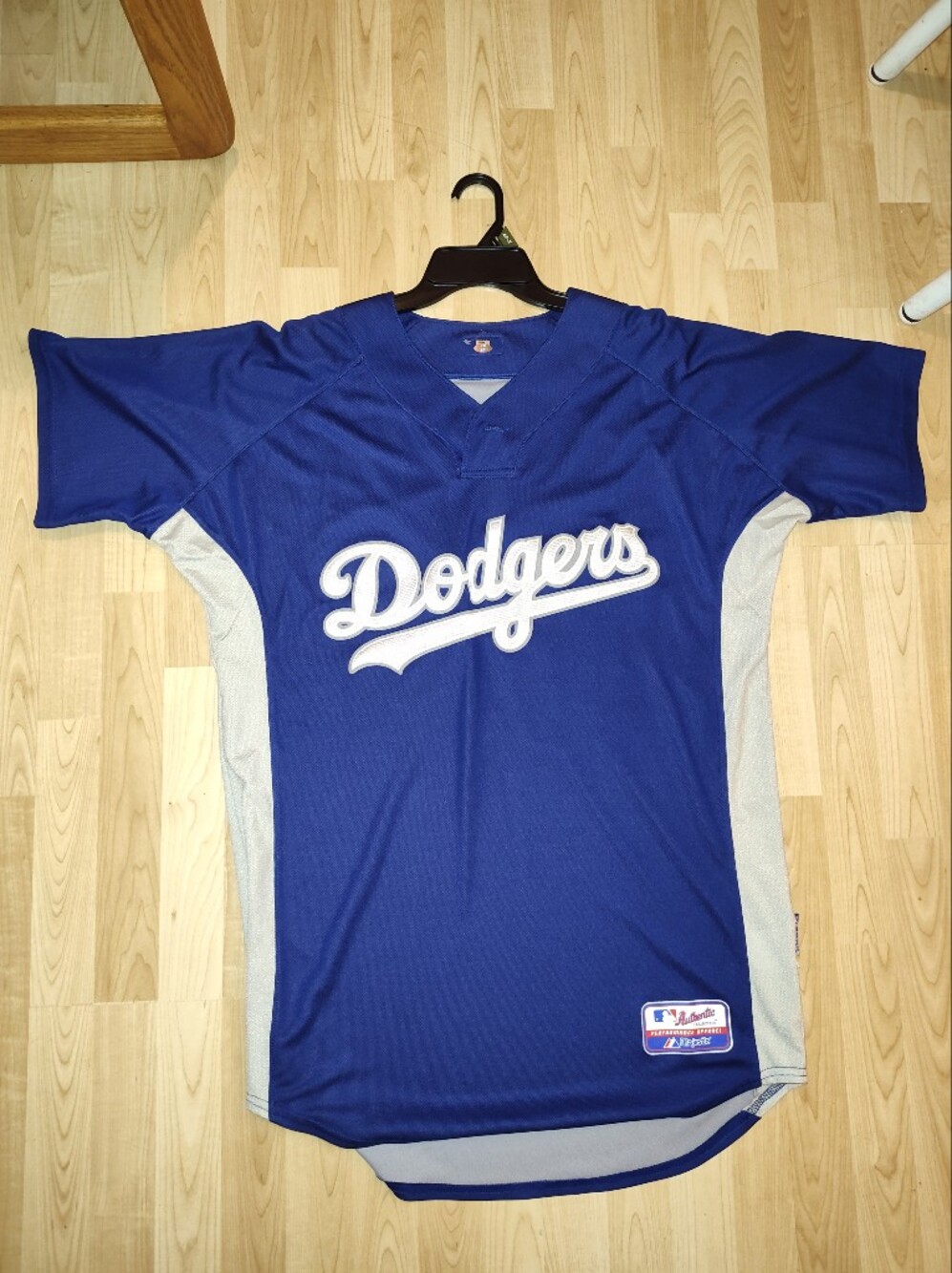 Los Angeles LA Dodgers Baseball Jersey Majestic MLB Size 44. Large Men's Jersey.